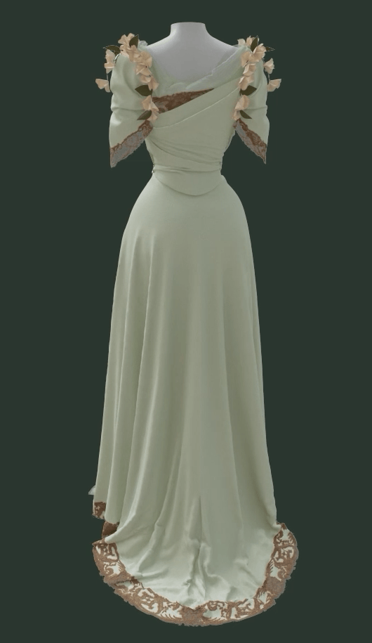 Le dos d’une représentation 3D de la robe Worth révèle sa jupe et son corsage vert menthe séparés, ornés de dentelle de coton et de fleurs de liseron. Le dos est en tulle de soie et en dentelle de 7,5 cm de large à bord irrégulier. La dentelle est également doublée sur le corsage pour accentuer l’ampleur. Un drapé asymétrique en crêpe de Chine de soie recouvre le corsage et la jupe, se détachant harmonieusement sur la base structurée du vêtement.