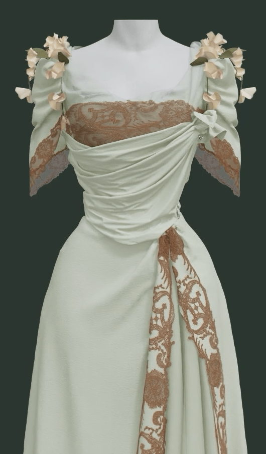 Gros plan sur le devant d’une représentation 3D de la robe Worth, montrant sa jupe et son corsage vert menthe séparés, ornés de dentelle de coton et de fleurs de liseron. L’encolure est en tulle de soie et en dentelle de 7,5 cm de large à bord irrégulier. La dentelle est également doublée sur le corsage pour un effet plus ample.