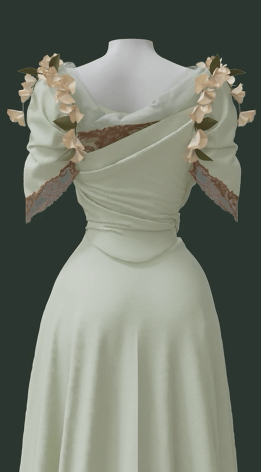 Gros plan sur le dos d’une représentation 3D de la robe Worth, montrant sa jupe et son corsage vert menthe séparés, ornés de dentelle de coton et de fleurs de liseron. Le dos est en tulle de soie et en dentelle de trois pouces de large à bord irrégulier.