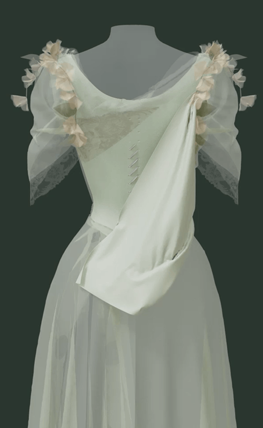 Gros plan sur le dos d’une représentation tridimensionnelle de la robe Worth, montrant son corsage déboutonné et se dévoilant.