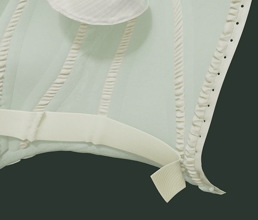 Gros plan d’une représentation 3D de l’intérieur du corsage de la robe Worth, montrant ses œillets cousus à la main.