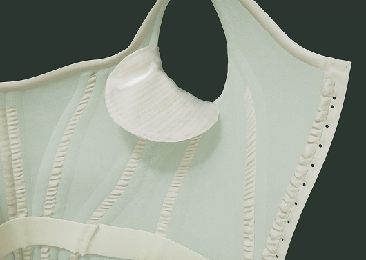 Gros plan sur le côté droit d’une représentation 3D de l’intérieur du corsage de la robe Worth, montrant son coussinet amovible sous les aisselles.