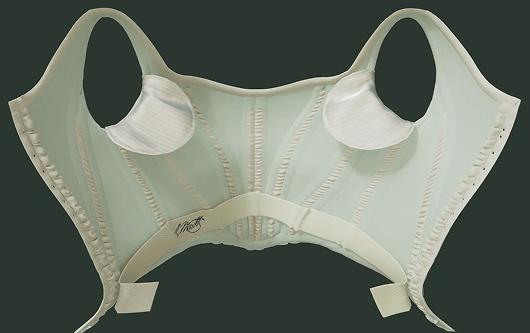 Gros plan d’une représentation 3D de l’intérieur du corsage de la robe Worth montrant ses coussinets amovibles sous les aisselles.