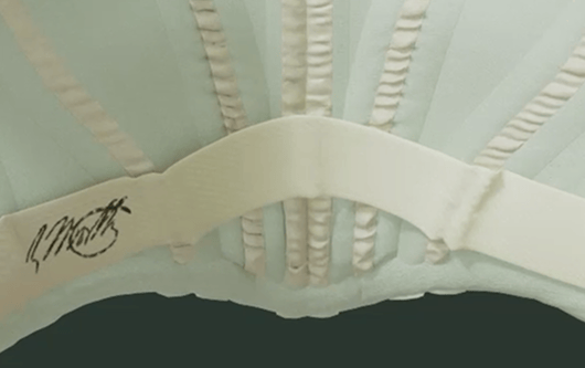 Gros plan d’une représentation 3D de l’intérieur du corsage de la robe Worth montrant son ourlet inférieur fini avec un biais de 2,5 cm.