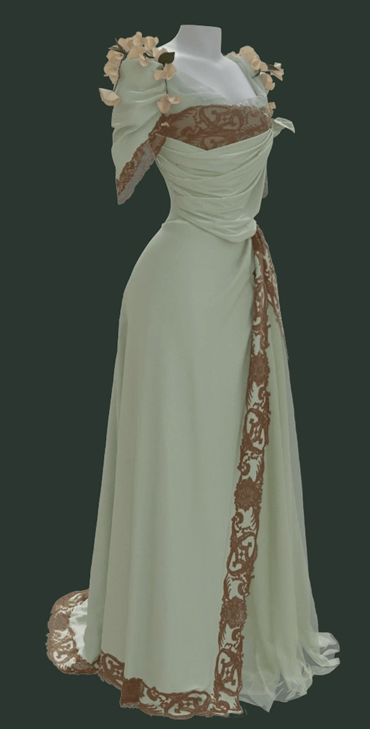 Vue de profil d’une représentation 3D de la robe Worth, montrant sa jupe et son corsage vert menthe séparés, ornés de dentelle de coton et de fleurs de liseron. L’encolure est en tulle de soie et dentelle de 7,5 cm de large à bord irrégulier. La dentelle est également doublée sur le corsage pour accentuer l’ampleur. Un drapé asymétrique en crêpe de Chine de soie recouvre le corsage et la jupe, se détachant harmonieusement sur la base structurée du vêtement.