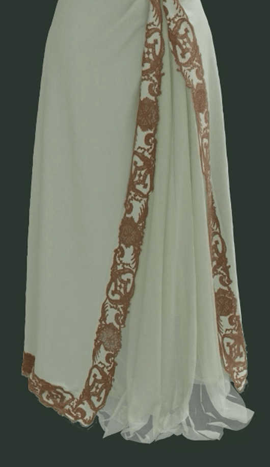 Gros plan sur le bas, le devant et le côté d’une représentation 3D de la robe Worth, montrant sa jupe séparée vert menthe ornée de dentelle de coton.