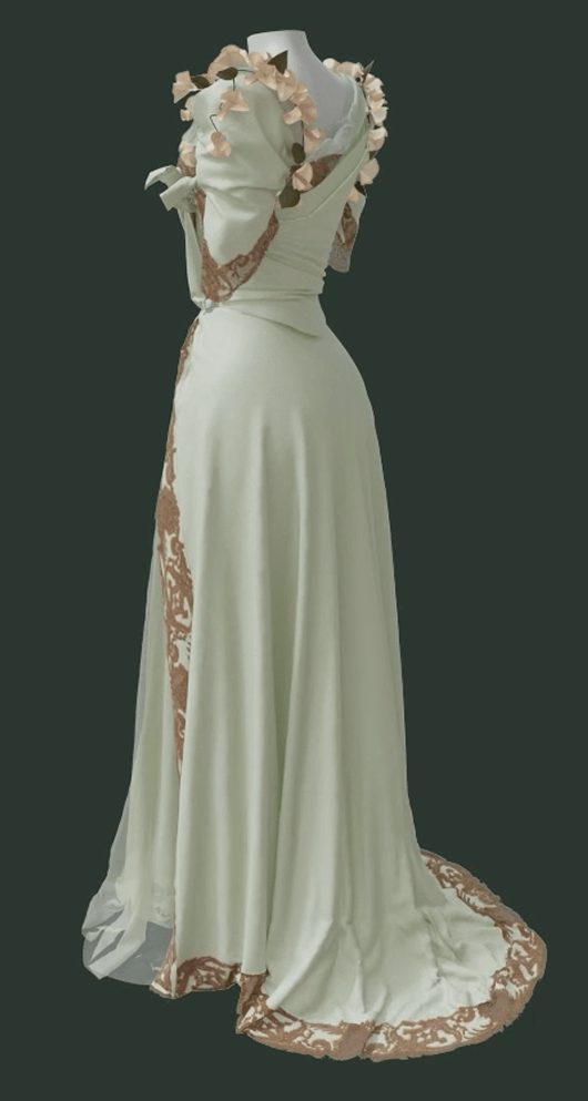 Vue latérale d’une représentation tridimensionnelle de la robe Worth, montrant sa jupe et son corsage vert menthe séparés, ornés de dentelle de coton et de fleurs de liseron.
