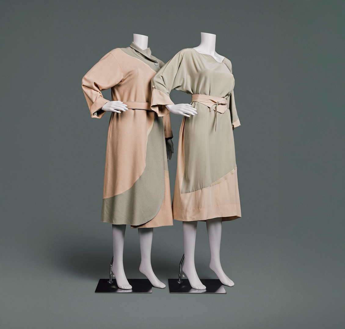Robe et veste amples bicolores en soie et laine. Chaque pièce présente des formes courbes à la jonction des tissus couleur pêche et kaki.
