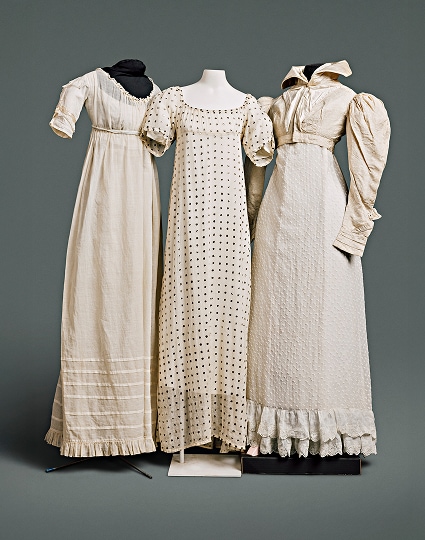 Trois robes en coton aux motifs simples et aux manches s’arrêtant juste au-dessus du coude. L’une des robes est accompagnée d’une veste Spencer en coton à col montant.