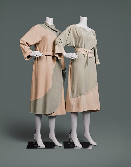 Robe et veste amples bicolores en soie et laine. Chaque pièce présente des formes courbes à la jonction des tissus couleur pêche et kaki.
