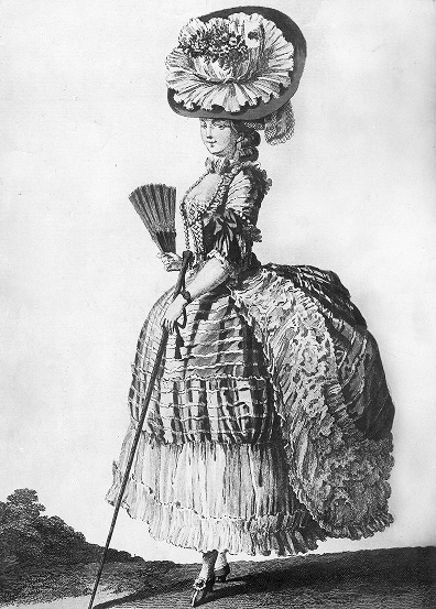 Une femme vêtue à la mode rococo se tient sur une colline, tenant un éventail et une canne délicate.