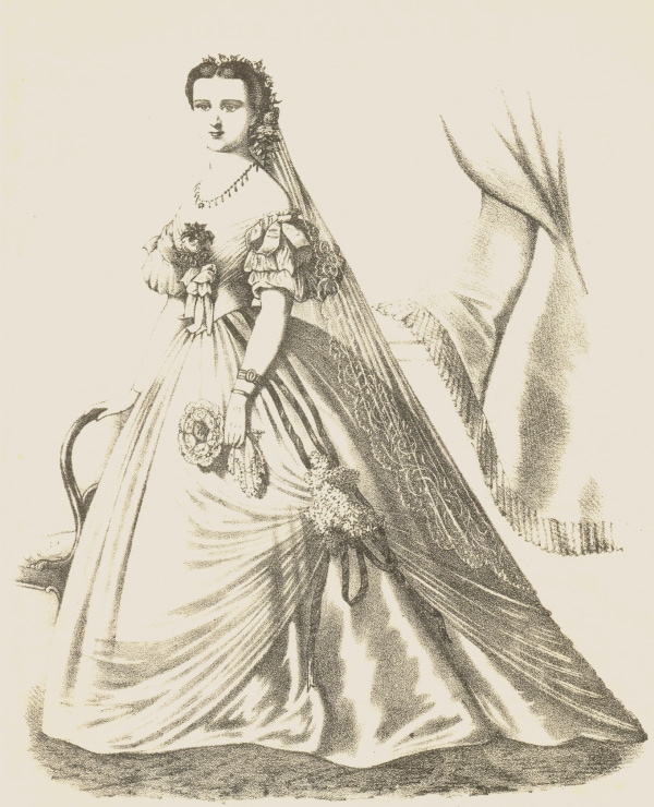 Une femme présente une robe à grands cerceaux. Un long voile pend de l’arrière de sa tête.