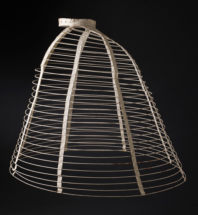 Une crinoline à cage en acier recouverte de coton.