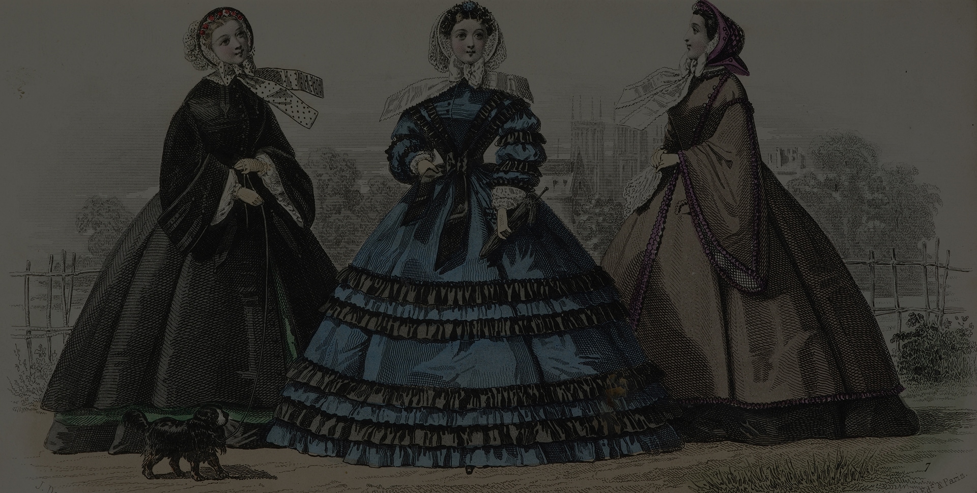 Illustration de trois femmes portant de grandes robes à crinoline et des manteaux. Une église est visible au loin, derrière elles.
