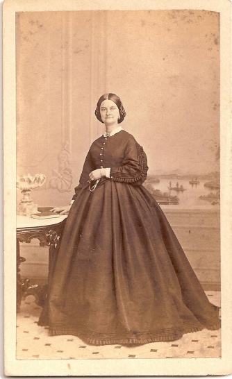 Portrait sépia d’Emily Crooks en tenue conservatrice de l’époque victorienne.