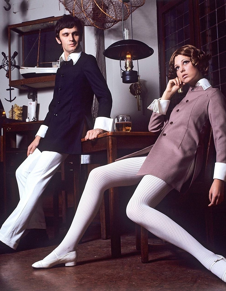 Le mannequin et créatrice Sighsten Herrgård était vêtue d’une veste noire et d’un pantalon blanc, et une femme inconnue portait une veste et un pantalon ressemblant à un collant.