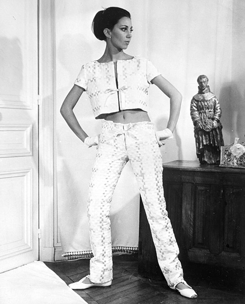 Mannequin posant en haut et pantalon courts en satin.