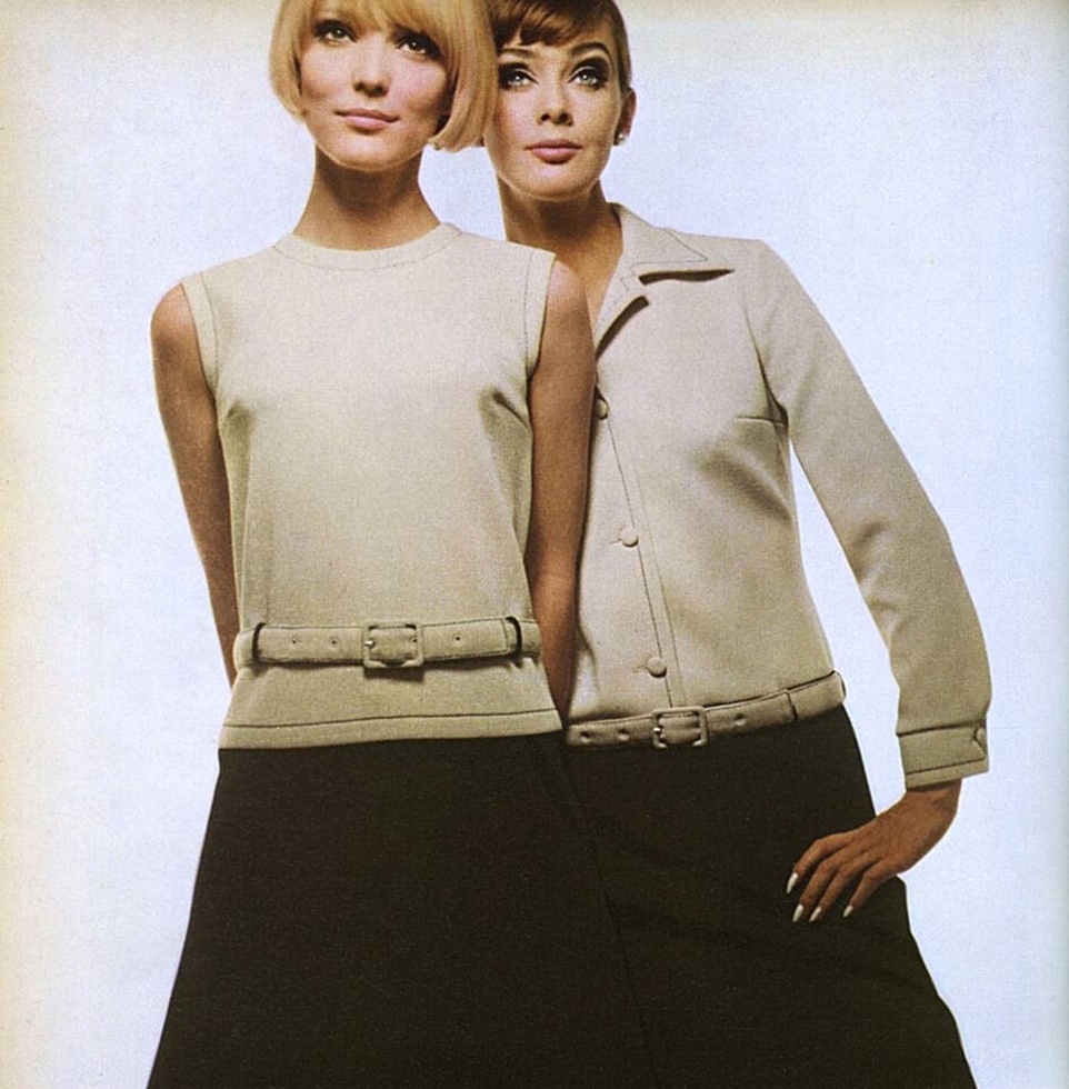 Deux mannequins aux cheveux courts posent en tenues coordonnées.