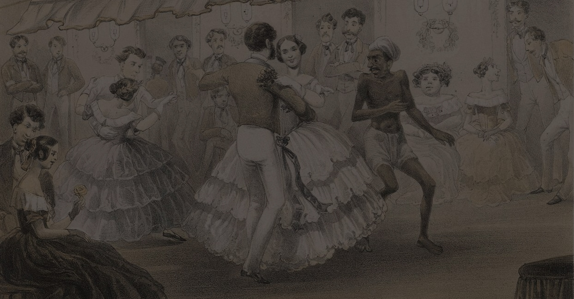 Des hommes et des femmes coloniaux britanniques dansent lors d’un bal dans une gare anglaise pendant le Raj britannique, tandis qu’un homme indien s’écarte pour les éviter.