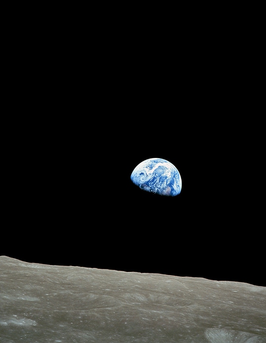 Photographie de la Terre prise depuis la surface de la Lune.