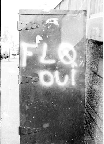 Une boîte de dépôt de Postes Canada avec un graffiti qui dit « FLQ oui »