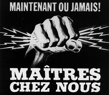 Affiche représentant un poing serré d’où jaillissent des éclairs. Le texte sur l’affiche dit : « Maintenant ou jamais! Maitre chez nous. »