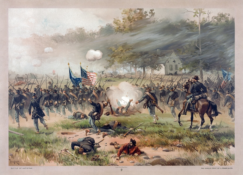 Tableau représentant des soldats de l’Union chargeant à travers un champ de bataille rural sous le feu de l’artillerie pendant la guerre de Sécession. Des officiers à cheval suivent.