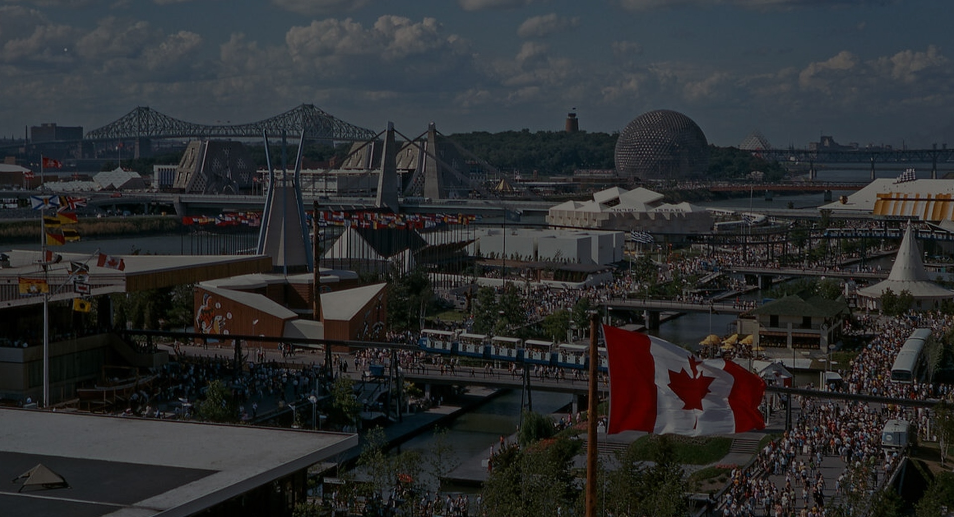 Pavillons de l’Expo 67 Montréal, Canada, avec le pont Jacques-Cartier au loin.