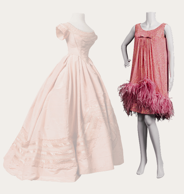 Robe de cocktail rose des années 1960, confectionnée en soie foulard et sur-robe en mousseline imprimée de motifs cachemire. Elle présente une coupe trapèze ample et un ourlet court au-dessus du genou, orné de franges de plumes roses.