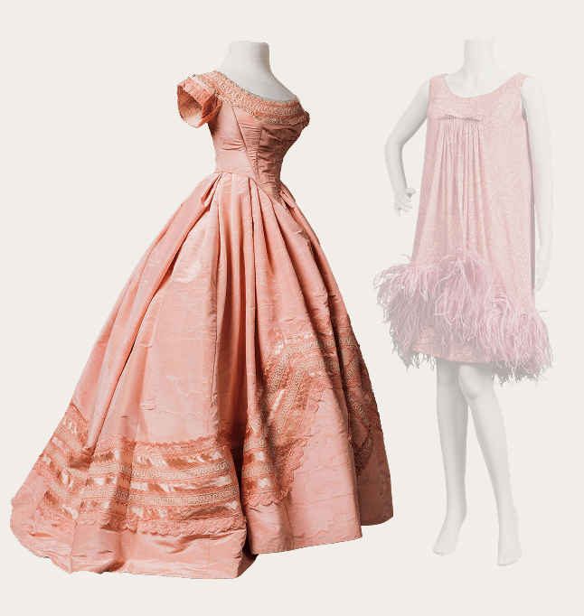 Une robe de soirée rose pâle des années 1860, probablement de fabrication italienne. Elle présente un corsage ajusté à décolleté plongeant et manches courtes. La jupe ample et triangulaire est composée de panneaux en forme de coin plutôt que carrés, ce qui lui confère un volume généreux à l’ourlet tout en affinant la taille.